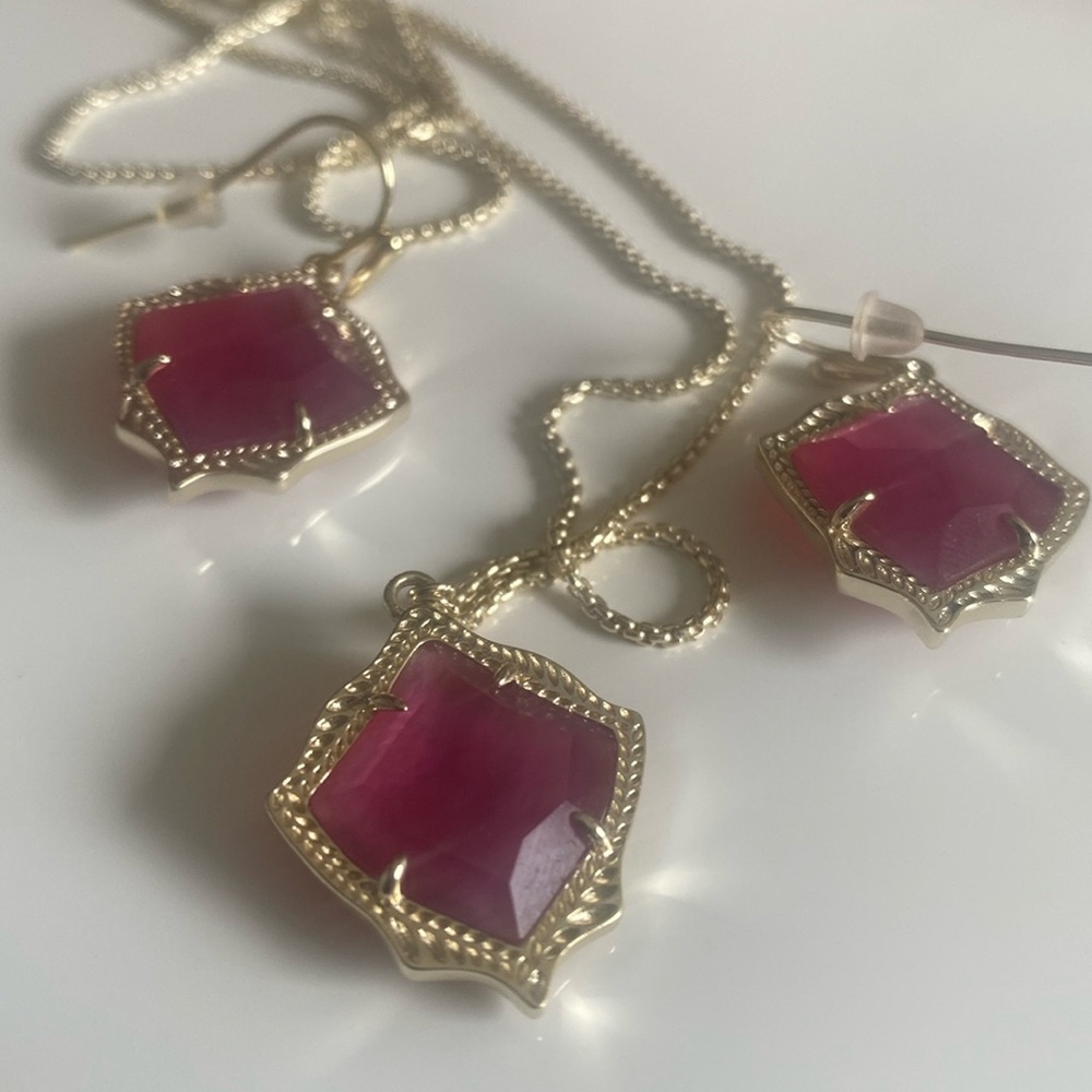 Kendra Scott Berry Illusion Kyrie and Kasey Earrings and Necklace Set. Gold